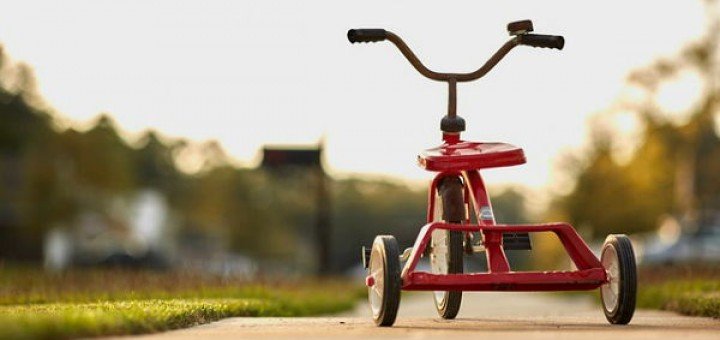 triciclo giocattolo a spinta